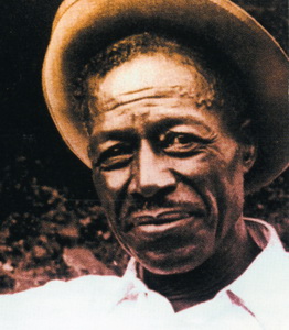 Son House (Bürgerlich Eddie James House Jr.), kam erst mit 24 Jahren mit dem ...